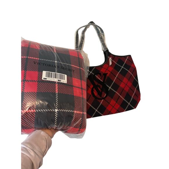 Victoria’s Secret Limited Edition NWT Tote & Sherpa Blanket Set Red Black Plaid - Picture 3 of 8